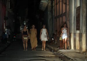 Empresas eléctricas de Cuba prevé déficit del 35% y otro día de apagones