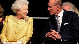 La historia de Isabel II y Felipe de Edimburgo, un amor que soportó presiones e infidelidades pero nada quebró