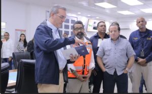 Presidente Abinader recibe informe de la Defensa Civil por paso de Fiona