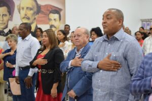 Alcalde de SDO entrega llave del municipio: reconoce médico especialista por aporte a la sociedad
