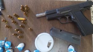 Policía apresa dos personas con marihuana y arma sin documentos en Río San Juan