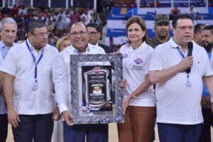César Cedeño fue presidente del Club Los Prados en el período 1992-1996. En 2000 y hasta 2004 fue secretario de deportes.