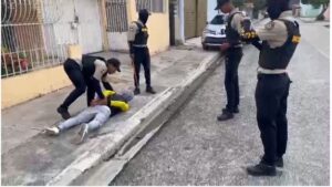 PN decomisa 700 porciones de sustancias ilícitas y apresa involucrados en San Juan  
