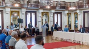 Abinader pone en servicio el programa de aplicación móvil Bacheo 24/7