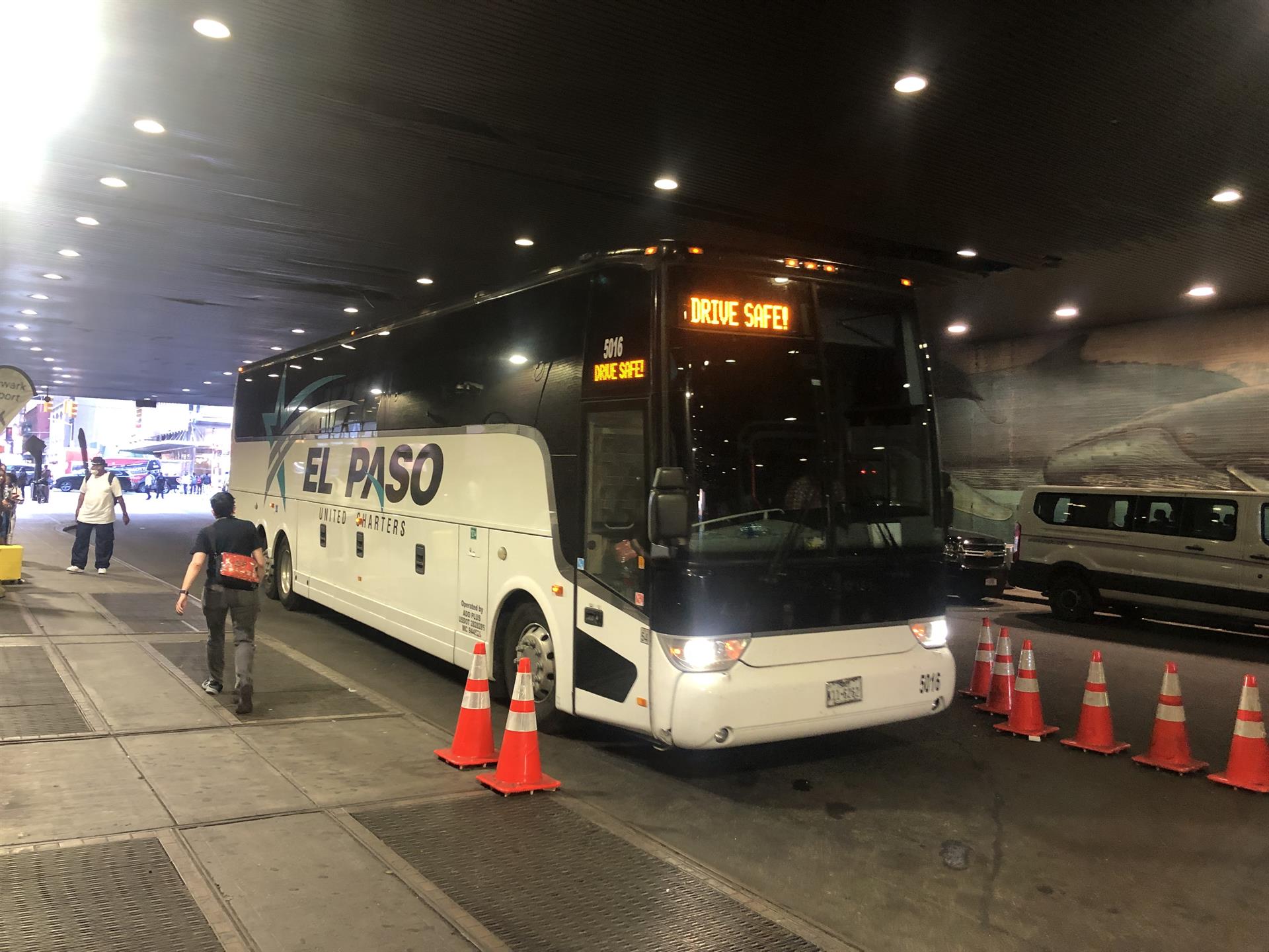 Crean oficina en Washington para atender a los migrantes que llegan en autobuses desde Texas