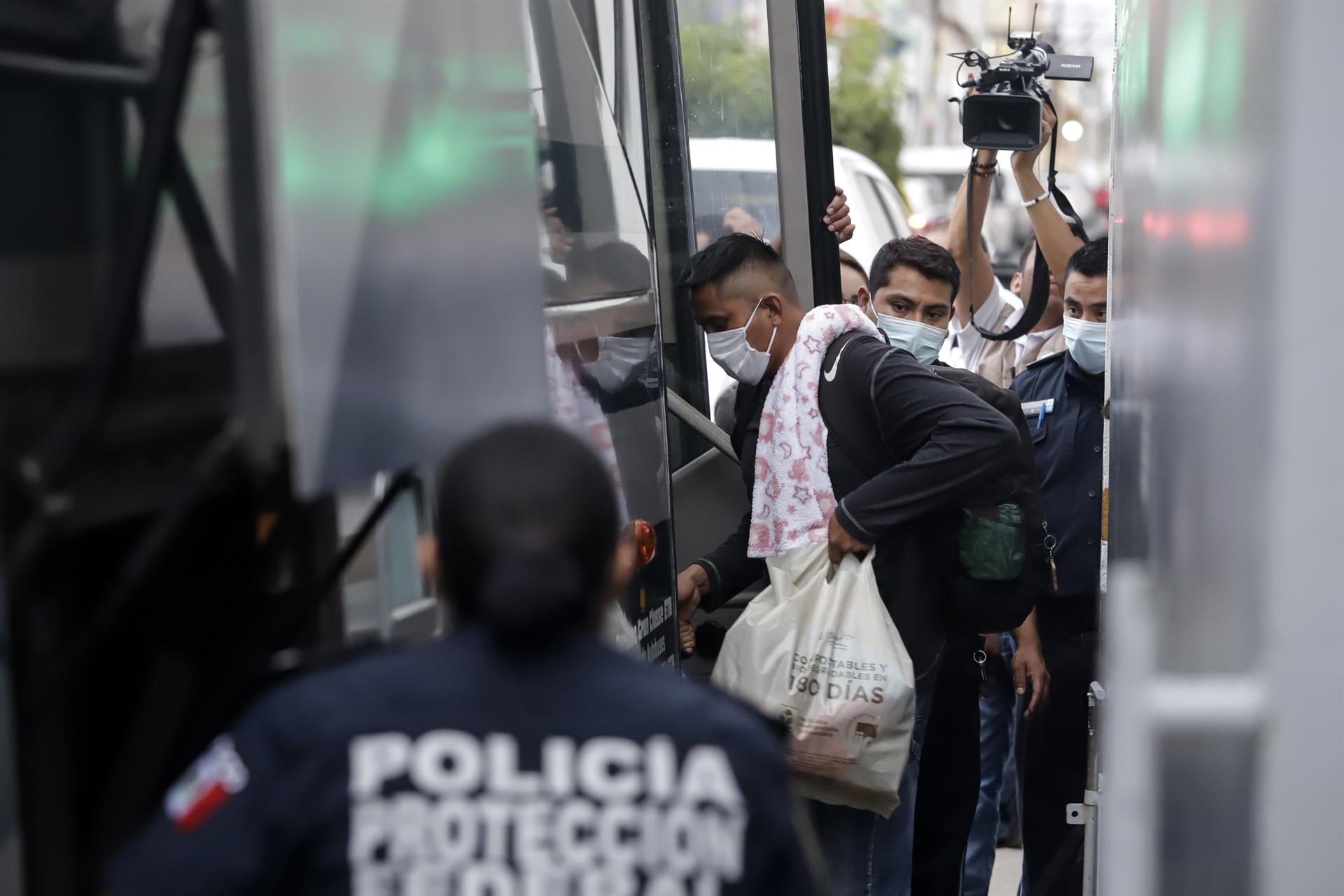 Detienen a 60 migrantes en el centro de México que contaban con permiso