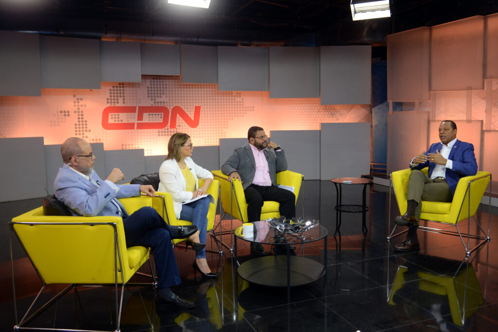 Eddy Alcántara mientras es entrevistado