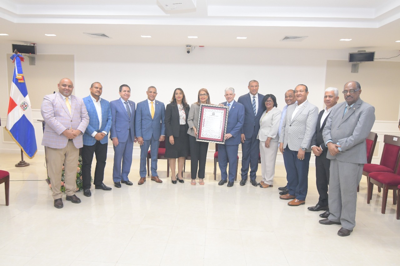 Senado de la República reconoce a Olga Lara por su trayectoria artística