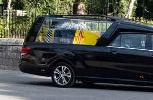 El féretro de Isabel II parte desde Escocia hacia Londres