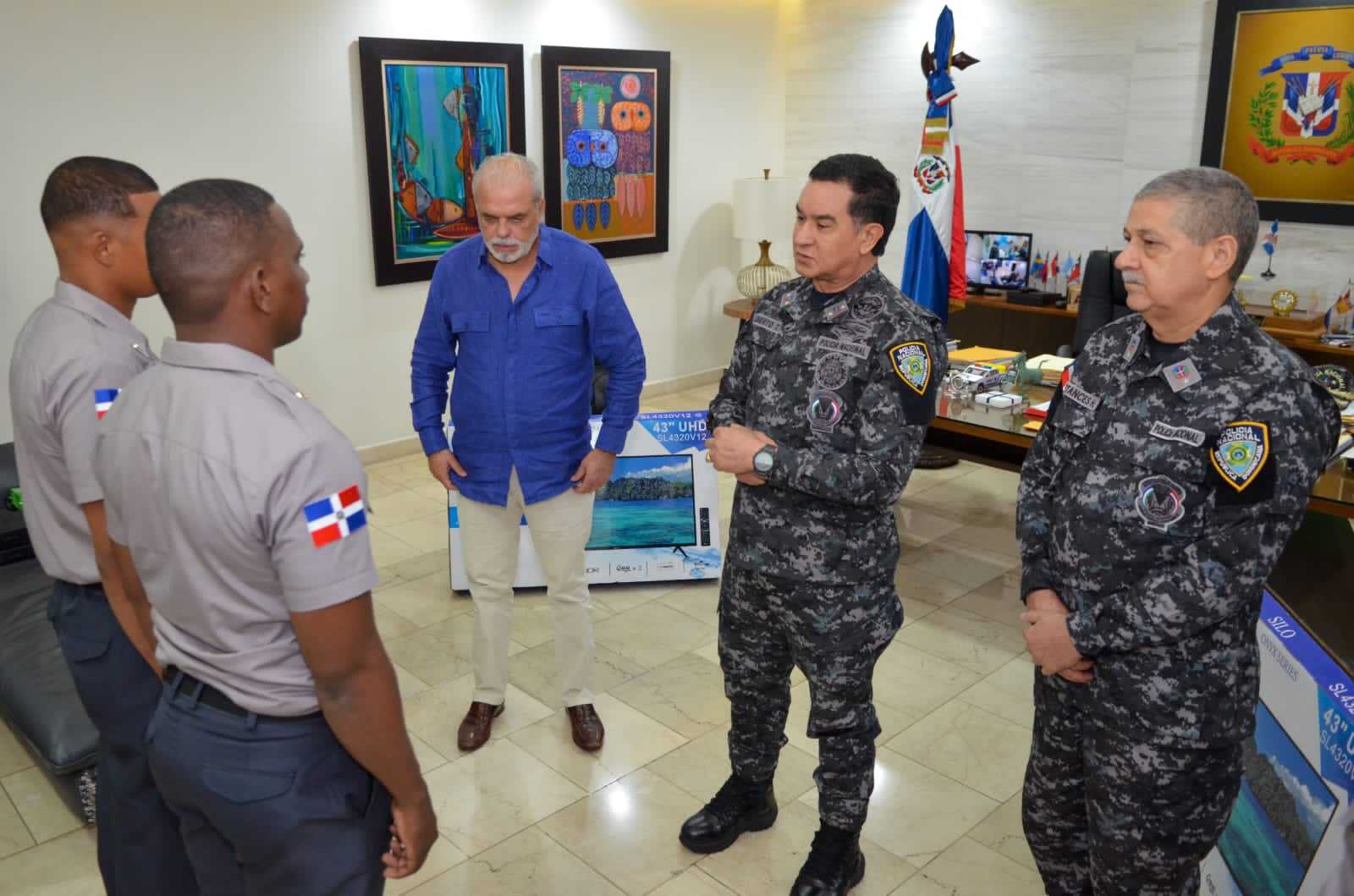 Premian a dos agentes de la PN porque rechazaron un soborno