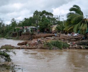 Entre escombros sobreviven damnificados por Fiona en barrio Antonio Guzmán de Higüey 