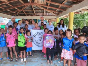 Fundación Doña Fran realiza entrega de útiles escolares en SDN
