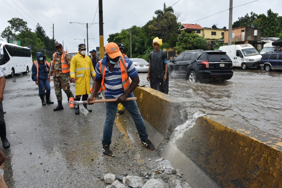 Transeúntes y choferes de Santo Domingo Oeste se quejan por grandes cúmulos de aguas