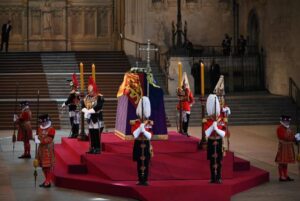 Isabel II ya descansa en capilla de San Jorge junto a su marido