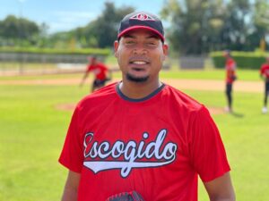 Iván Nova se integra a los entrenamientos del Escogido