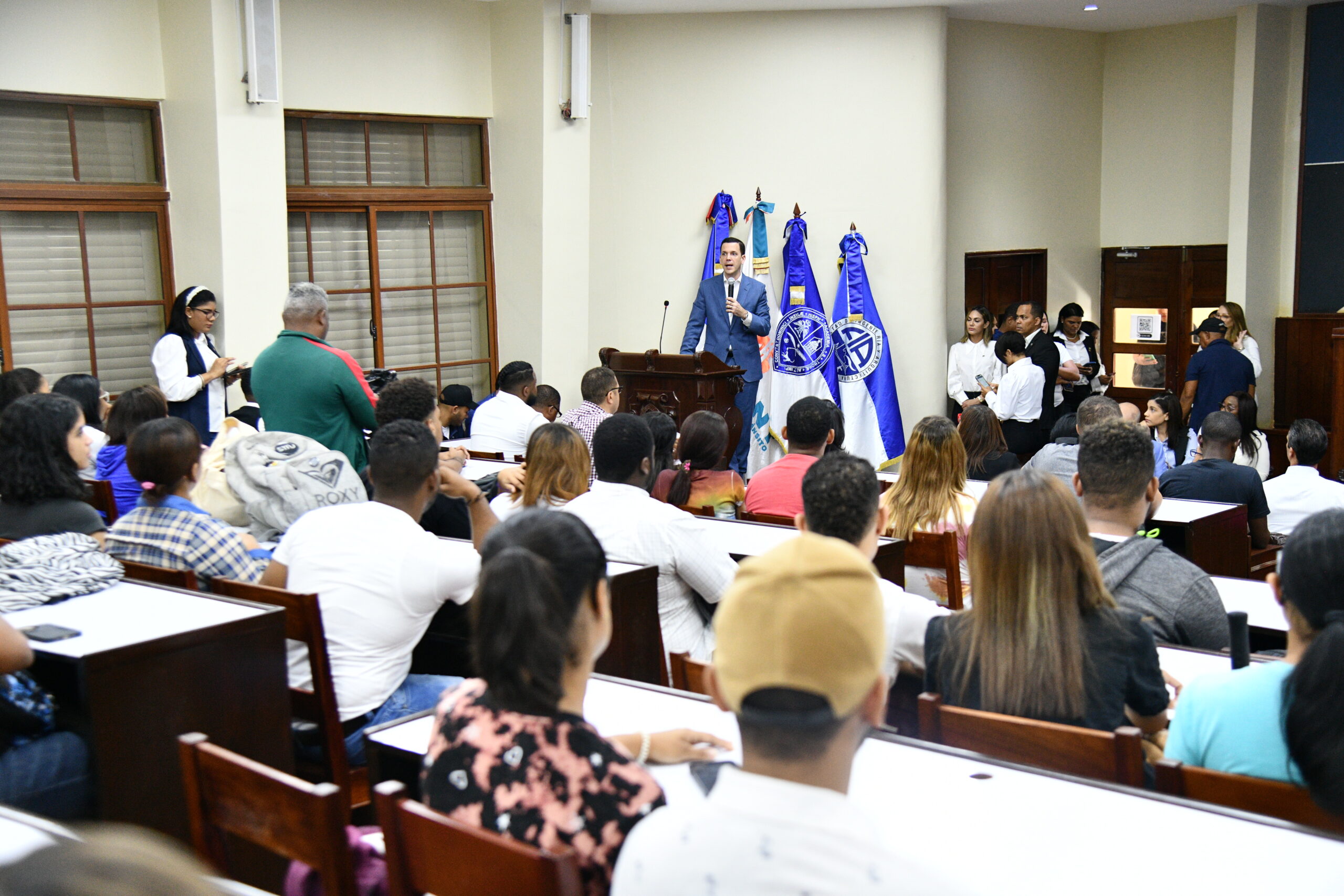 Hugo Beras comparte con universitarios y transportistas transformación movilidad R.D