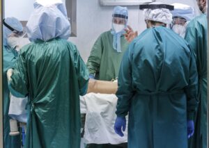 La COVID-19 aumenta el riesgo de problemas cerebrales a largo plazo

