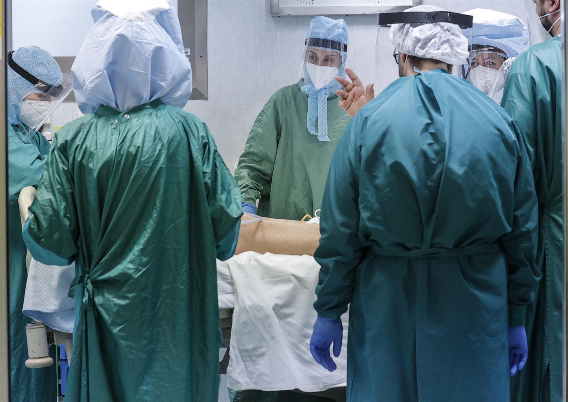 La COVID-19 aumenta el riesgo de problemas cerebrales a largo plazo