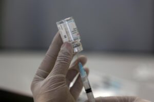 La EMA advierte de que la pandemia no ha terminado y urge a recibir refuerzos