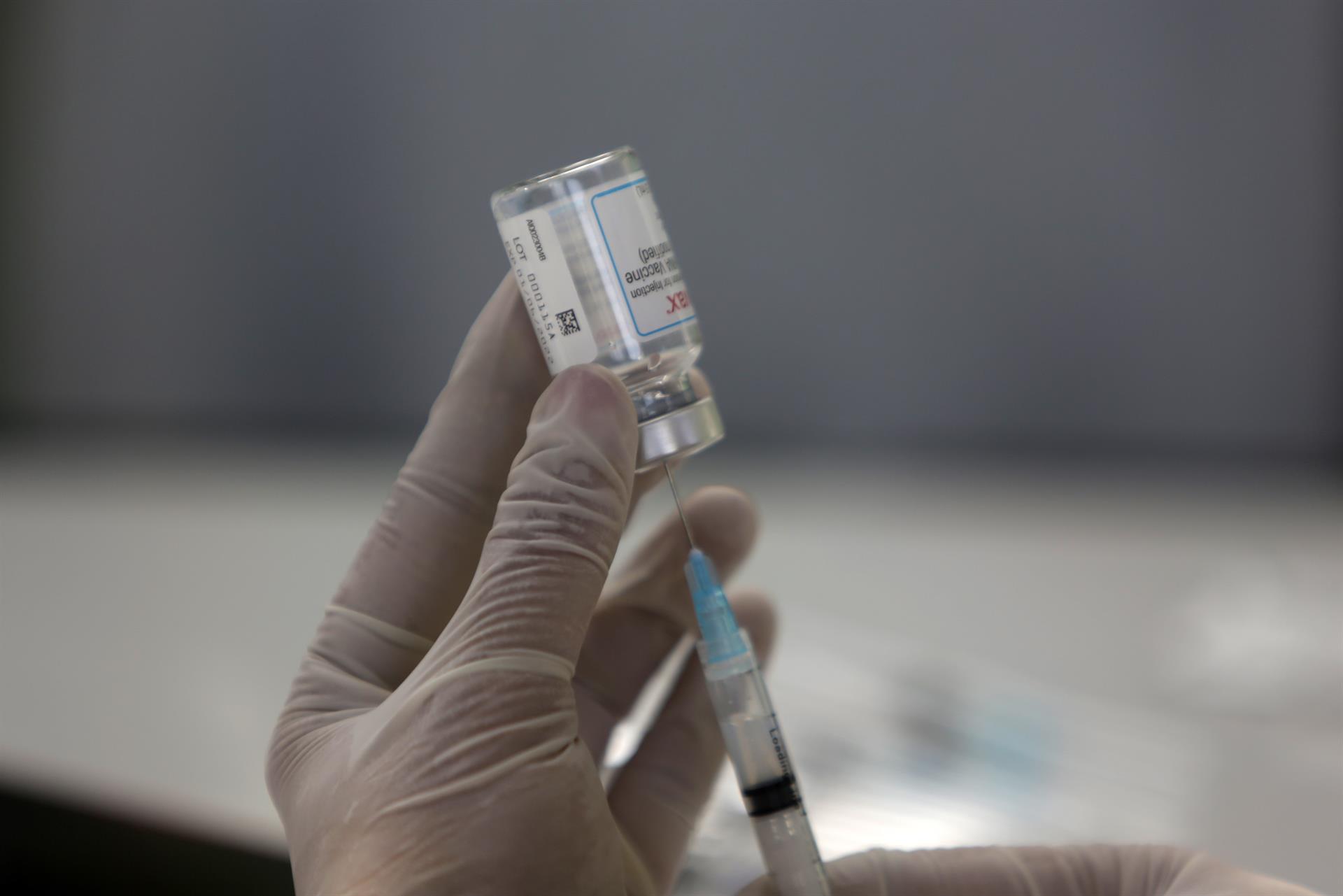 La EMA advierte de que la pandemia no ha terminado y urge a recibir refuerzos