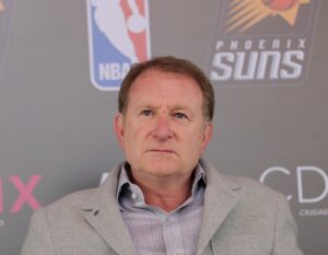 NBA multa a Robert Sarver, dueño de Suns por comportamiento abusivo