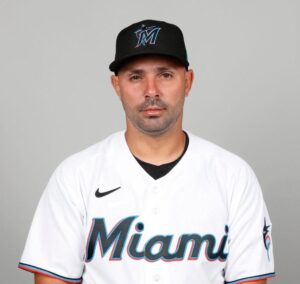 De 33 años, Lorenzo Quintana es un cubano que mide 5 '10, pesa 205 libras que pertenece a la organización de los Marlins.