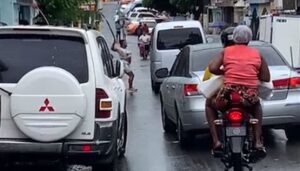 Mujer ataca con un machete a vehículos que transitan por la Calle 41 de Cristo Rey