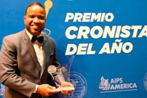 Acevedo, comentarista en las cadenas de radio y televisión de las Estrellas, fue reconocido junto a otros ocho cronistas deportivos