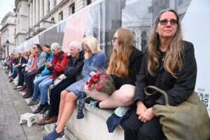 Miles de personas hacen fila en Londres para entrar a capilla ardiente de Isabel II