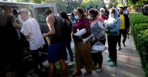 Nueva York abrirá centros de ayuda humanitaria para atender a migrantes 