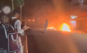 Policía a manifestantes: “Yo quisiera encontrar uno quemando pa’ prenderlo ahí mismo”