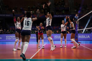 Brayelin Martínez logra un potente remate ante Korea, donde las dominicanas lograron un triunfo ante sus rivales.
