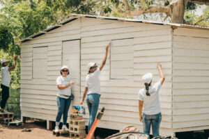 Voluntariado de Banco Caribe participa en “Pintatón” de Techo RD
