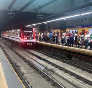 Línea 2 del Metro interrumpe funciones y causa caos y cúmulo de personas 
