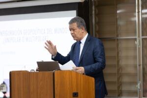 Leonel Fernández pide ver el futuro con optimismo, a pesar de los grandes desafíos que afronta la humanidad