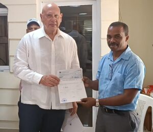 Senador entrega aporte económico a pastores e iglesias evangélicas de Samaná