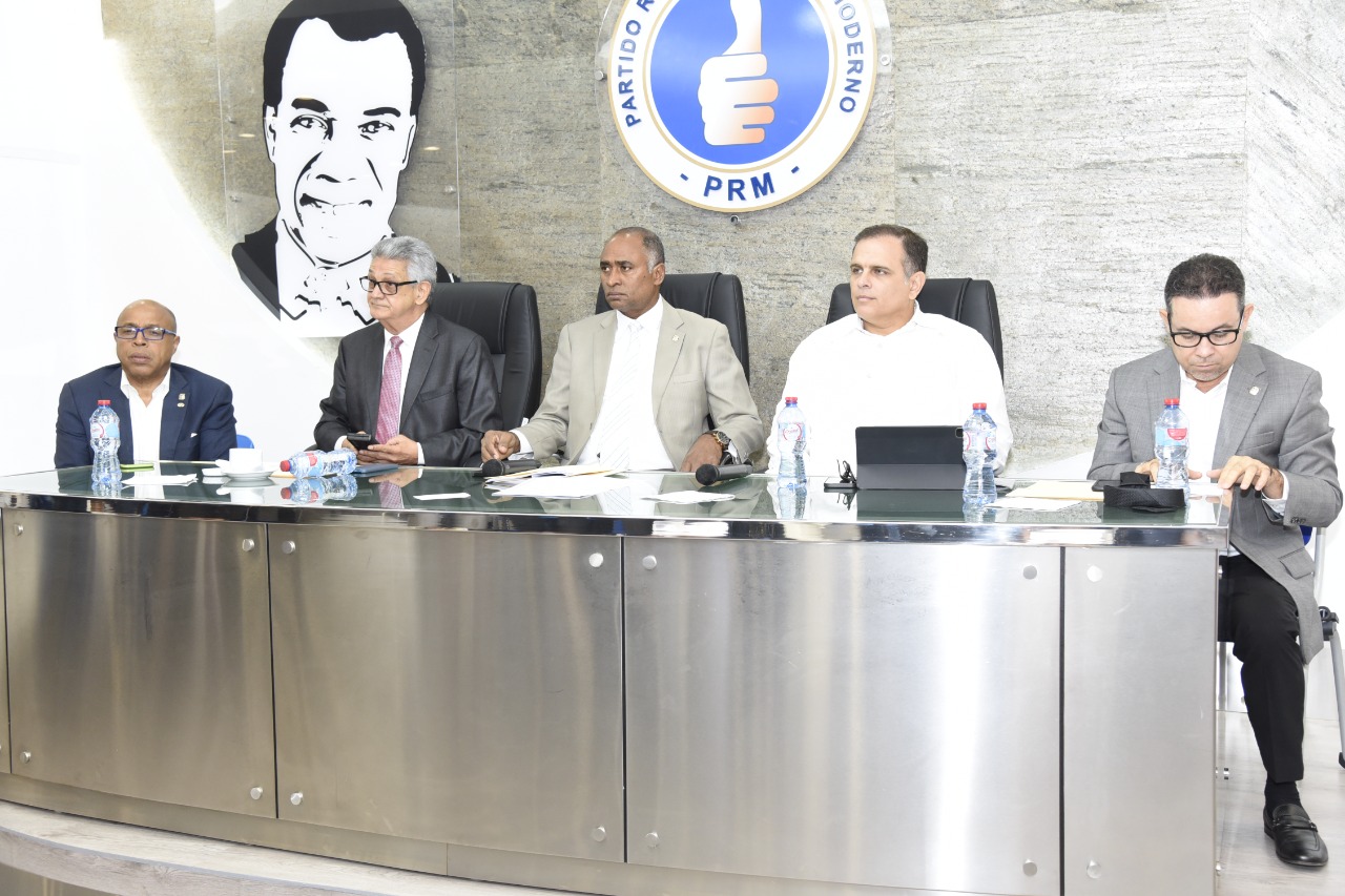 Ministro de Hacienda y director de Presupuesto se reúnen con diputados PRM