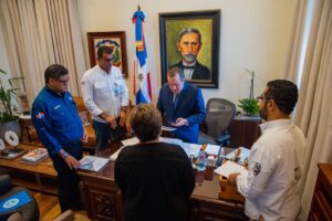 Paliza se reúne con organismos ante posible paso de tormenta Fiona