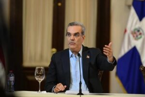 Presidente insiste en que dominicanos no deben viajar a Haití