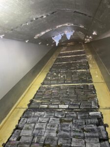 OCUPAN OTROS 272 PAQUETES PRESUMIBLEMENTE COCAÍNA CAMUFLADOS EN PISO DE CONTENEDOR  