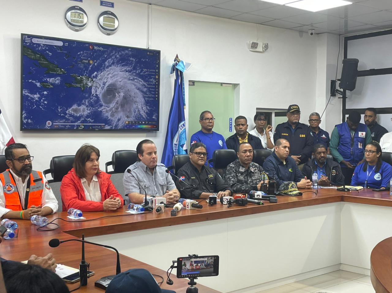 Gobierno estudia declarar lunes no laborable ante paso de Fiona