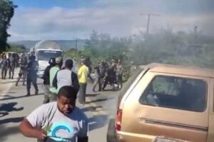 Violenta protesta en Los Negros de Azua en rechazo a instalación de una barcaza eléctrica 