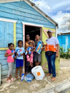 World Vision dona artículos de primera necesidad a familias afectadas por Fiona