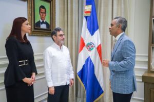 Ministro de la presidencia juramenta a presidente y directora de Conadis