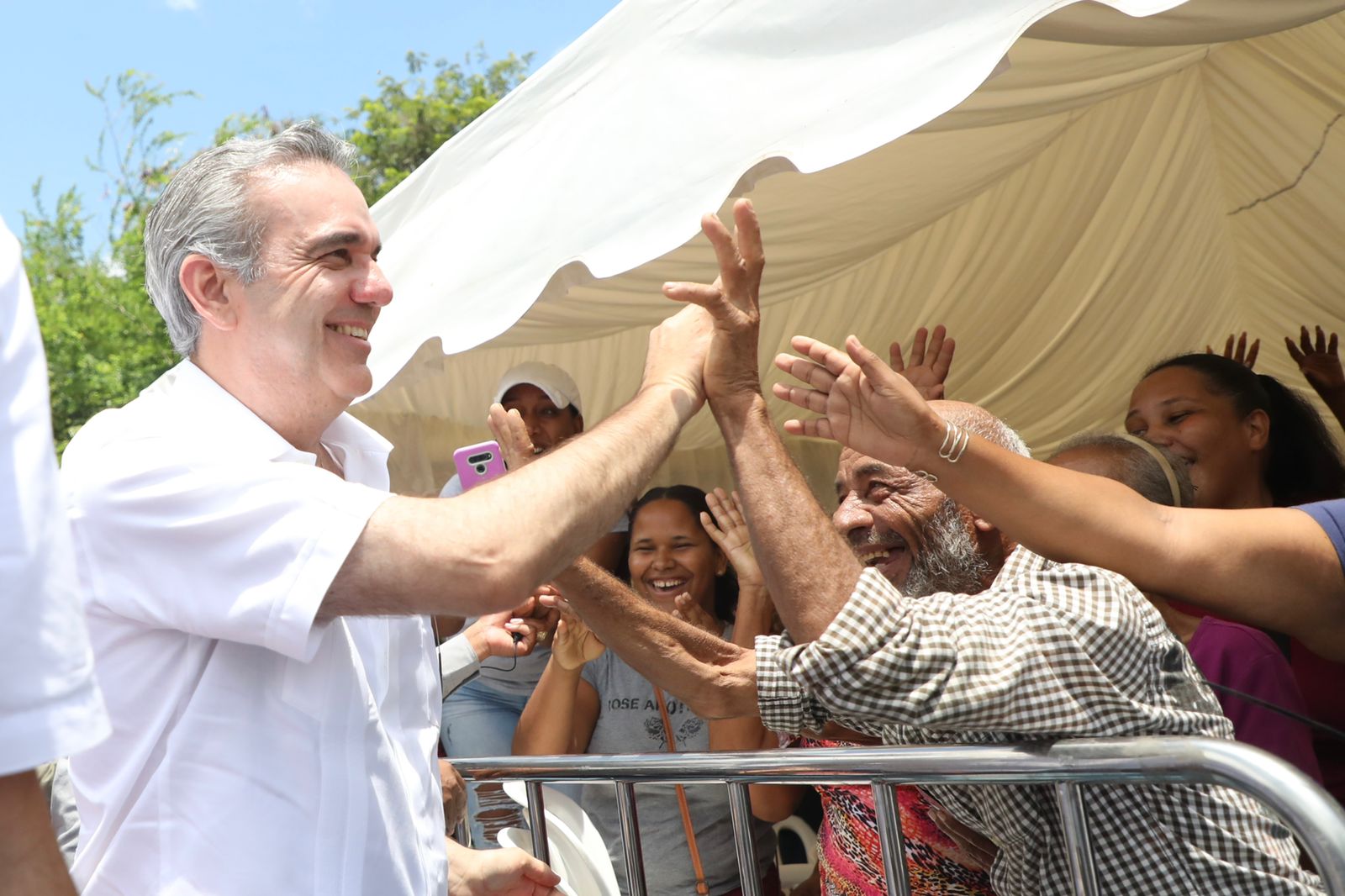 Abinader propiciará aumento salarial en el sector privado