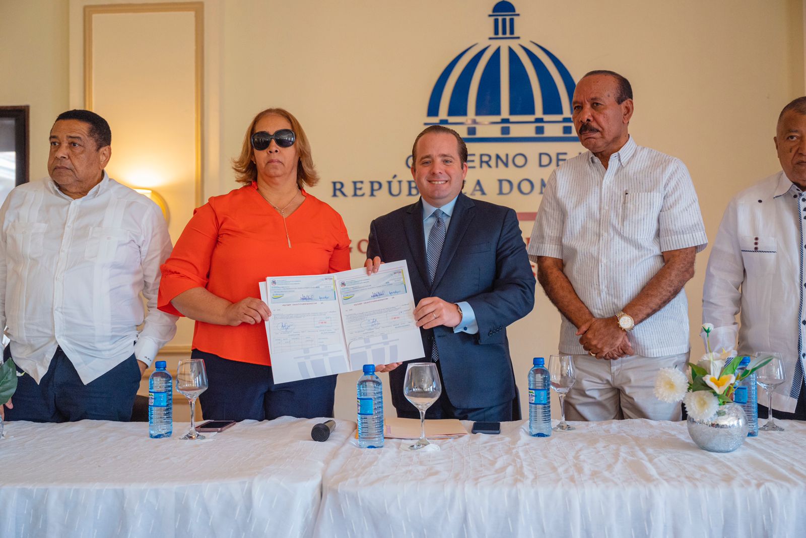 José Ignacio Paliza entrega aportes que ascienden a más de 10 MM en San Cristóbal