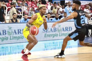 Jeison Colomé, de San Carlos, defendido por Jaison Valdez, de Los Prados.