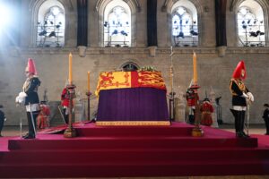 El ataúd de la reina Isabel II al comienzo de la capilla ardiente en el Palacio de Westminster este miércoles. EFE/EPA/PARLAMENTO BRITÁNICO/JESSICA TAYLOR