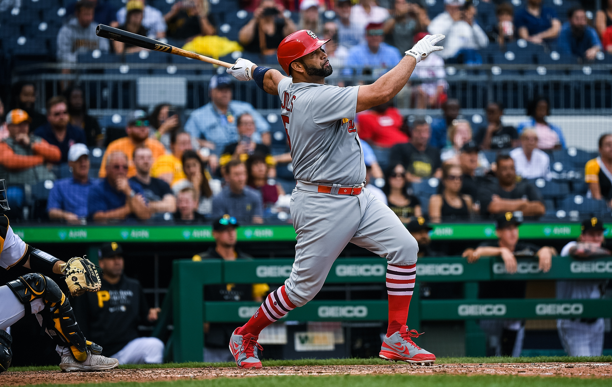 Albert Pujols conecta su jonrón 697 y rompe empate con A-Rod