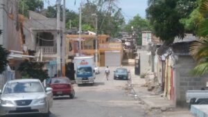Hermanos viven en la miseria, con lo que vecinos pueden darles para comer 